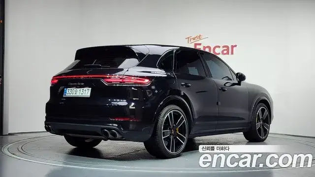 Porsche Cayenne 2020 — ფოტო 22/35