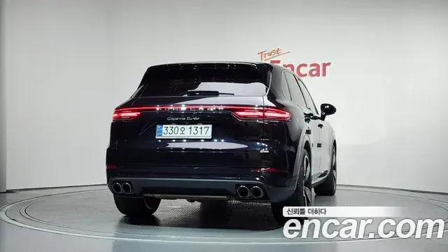 Porsche Cayenne 2020 — ფოტო 15/35