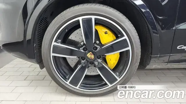 Porsche Cayenne 2020 — ფოტო 31/35