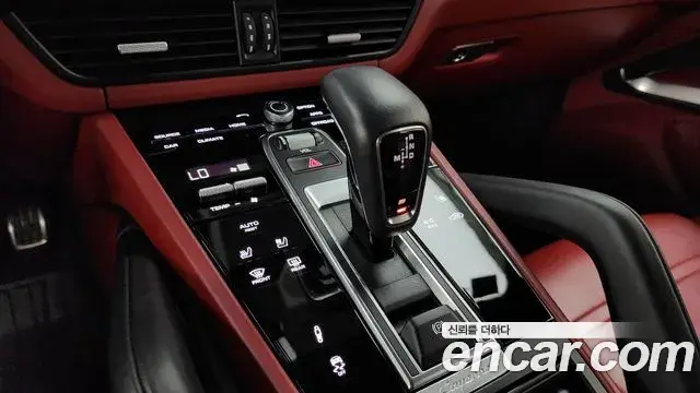 Porsche Cayenne 2020 — ფოტო 32/35