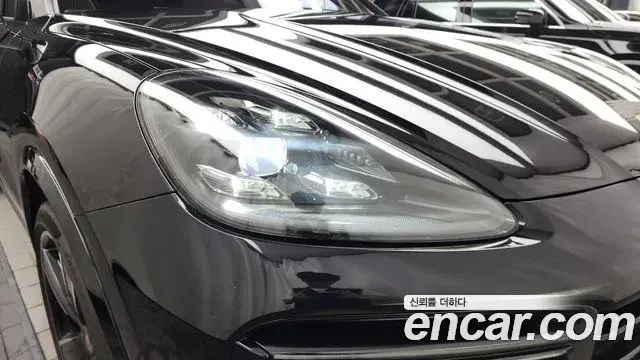 Porsche Cayenne 2020 — ფოტო 21/35