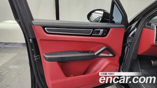 Porsche Cayenne 2020 — ფოტო 13/35