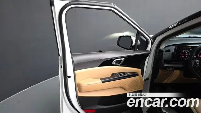Kia Carnival 2023 — ფოტო 24/39