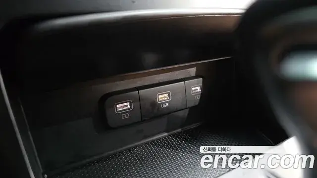 Kia Carnival 2023 — ფოტო 36/39
