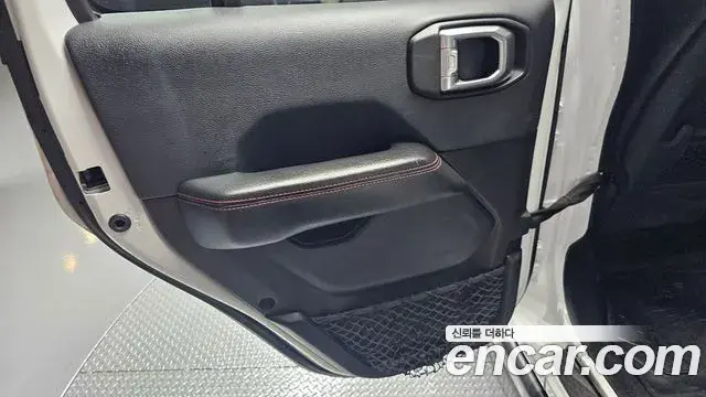 Jeep Wrangler 2019 — ფოტო 6/32