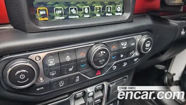 Jeep Wrangler 2019 — ფოტო 30/32