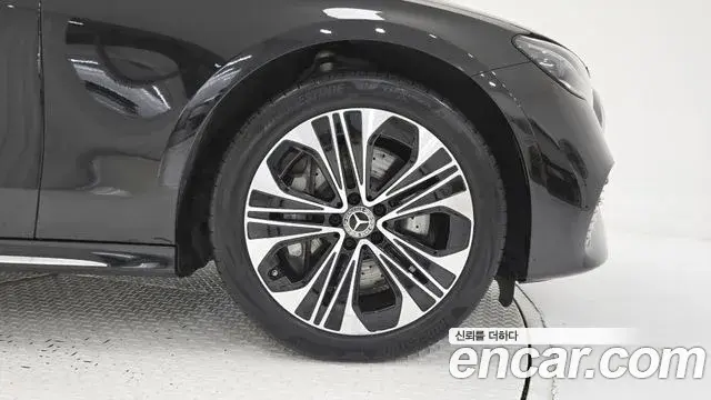 Mercedes-Benz E-Class 2025 — Фото 4/18