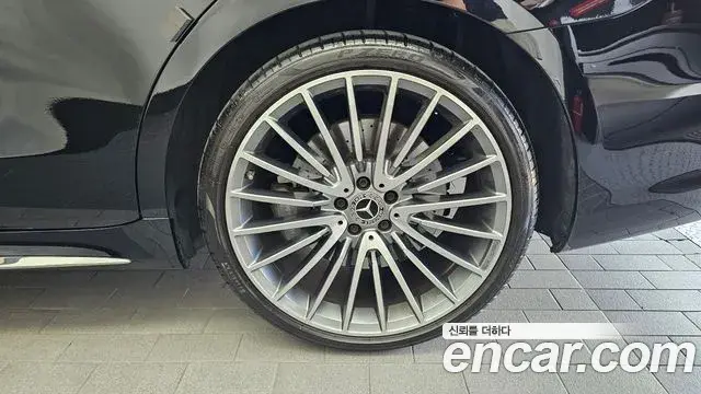 Mercedes-Benz S-Class 2023 — Photo 25/34