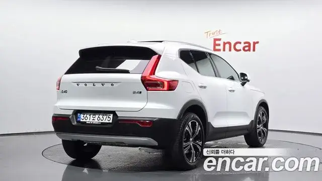 Volvo XC40 2022 — Şəkil 23/32