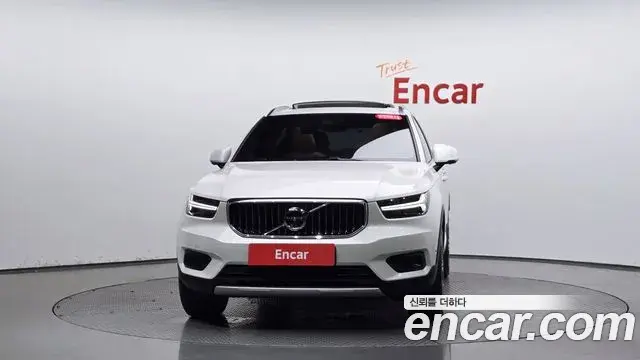 Volvo XC40 2022 — Şəkil 28/32