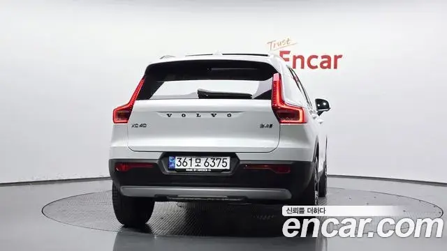 Volvo XC40 2022 — Şəkil 24/32