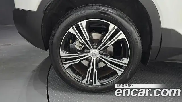 Volvo XC40 2022 — Şəkil 27/32