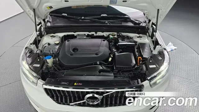 Volvo XC40 2022 — Şəkil 14/32