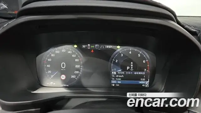 Volvo XC40 2022 — Şəkil 2/32