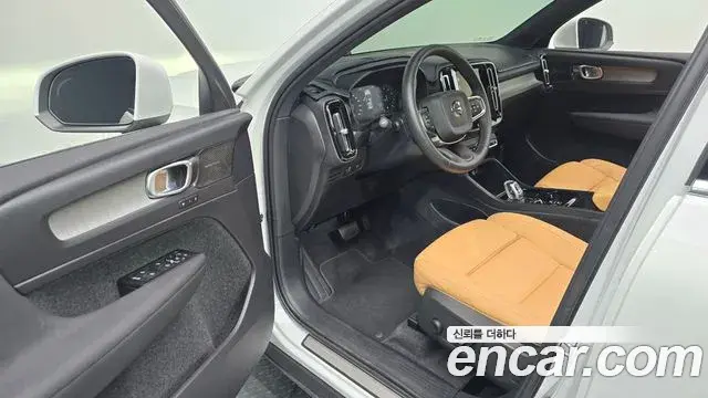 Volvo XC40 2022 — Şəkil 29/32