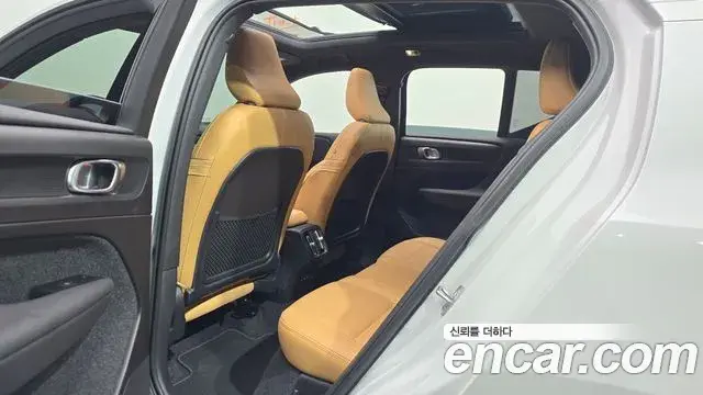 Volvo XC40 2022 — Şəkil 9/32