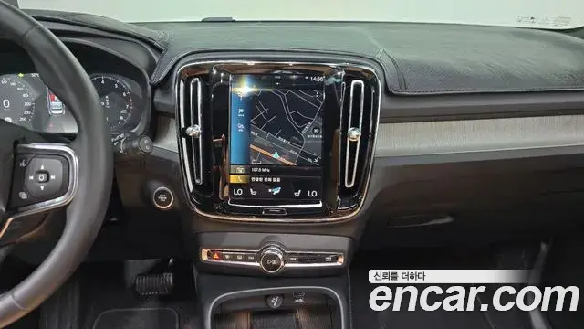 Volvo XC40 2022 — Şəkil 19/32