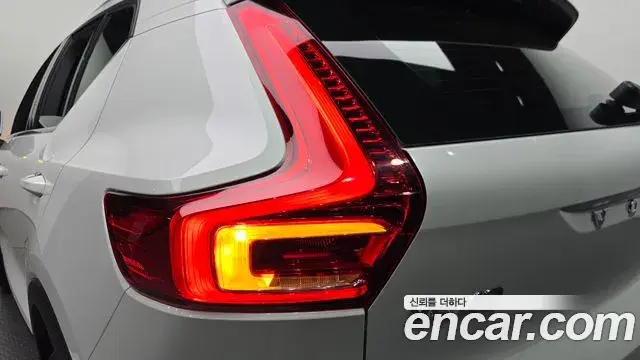 Volvo XC40 2022 — Şəkil 10/32