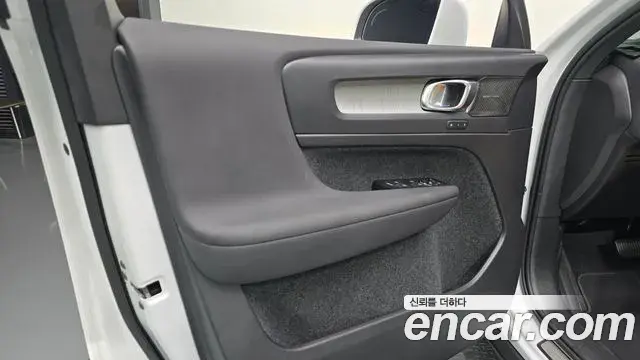 Volvo XC40 2022 — Şəkil 26/32