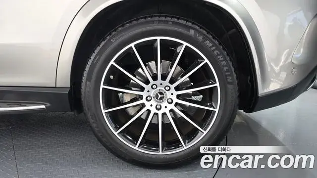 Mercedes-Benz GLE-Class 2022 — Photo 3/35