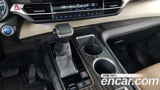 Toyota Sienna 2022 — ფოტო 33/37
