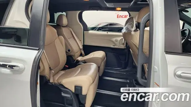 Toyota Sienna 2022 — ფოტო 8/37