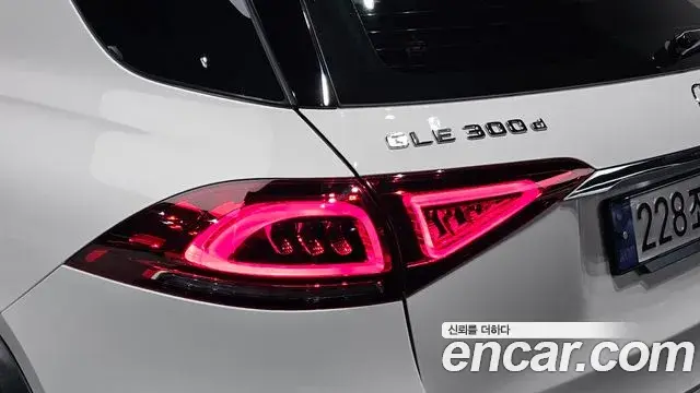 Mercedes-Benz GLE-Class 2023 — Photo 6/33