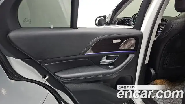 Mercedes-Benz GLE-Class 2023 — Photo 8/33