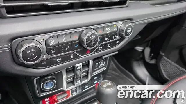 Jeep Wrangler 2025 — Photo 32/33