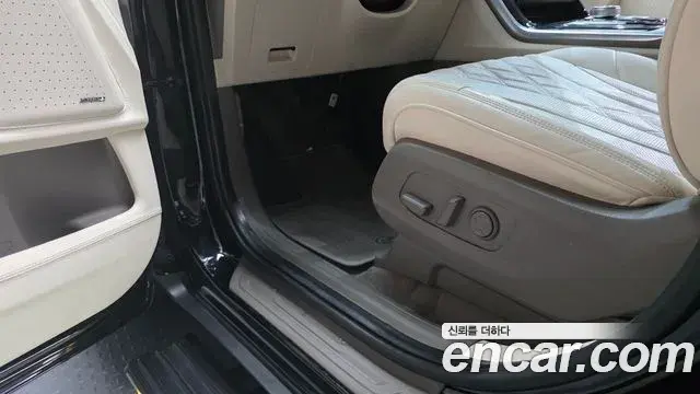 Kia Carnival 2023 — Şəkil 25/32