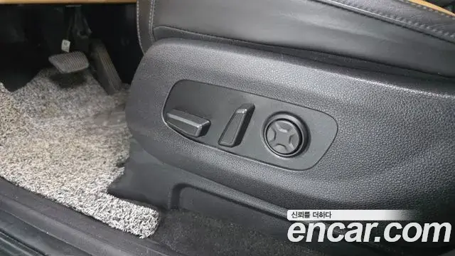 Kia Carnival 2022 — ფოტო 27/34