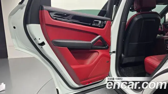 Porsche Cayenne 2022 — ფოტო 5/30