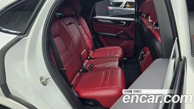 Porsche Cayenne 2022 — ფოტო 17/30