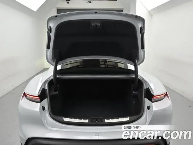 Porsche Taycan 2025 — Photo 15/20