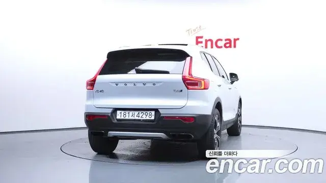 Volvo XC40 2019 — Şəkil 28/33
