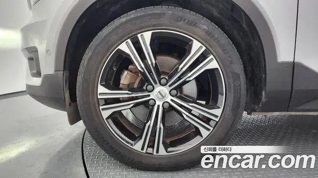 Volvo XC40 2019 — Şəkil 15/33