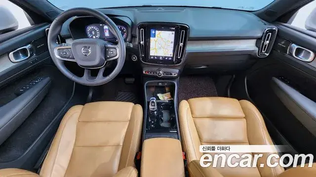Volvo XC40 2019 — Şəkil 31/33