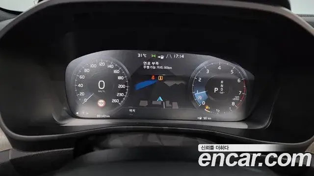 Volvo XC40 2019 — Şəkil 18/33
