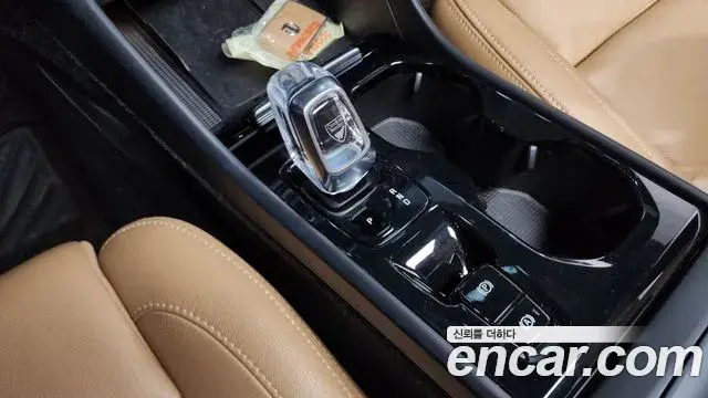 Volvo XC40 2019 — Şəkil 13/33