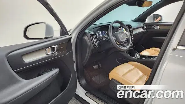 Volvo XC40 2019 — Şəkil 23/33