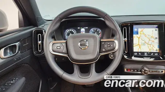 Volvo XC40 2019 — Şəkil 32/33