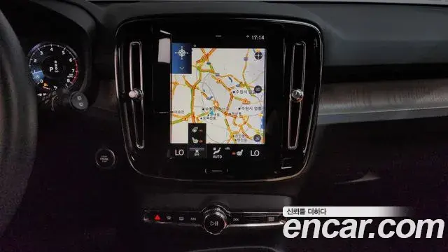 Volvo XC40 2019 — Şəkil 17/33