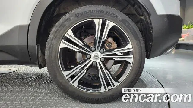 Volvo XC40 2019 — Şəkil 10/33