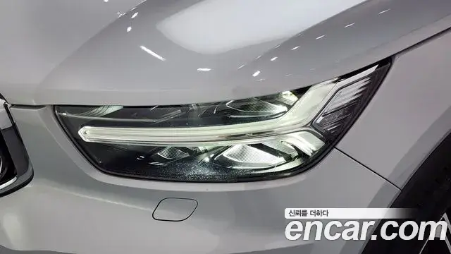 Volvo XC40 2019 — Şəkil 21/33