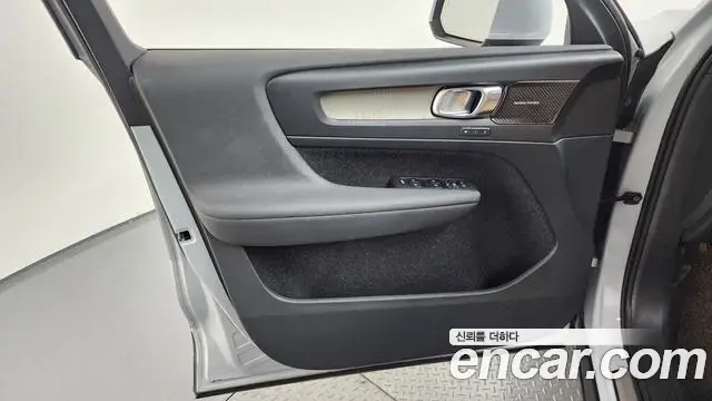 Volvo XC40 2019 — Şəkil 29/33