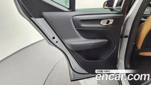 Volvo XC40 2019 — Şəkil 14/33