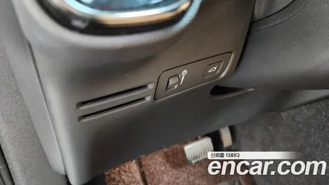 Volvo XC40 2019 — Şəkil 30/33