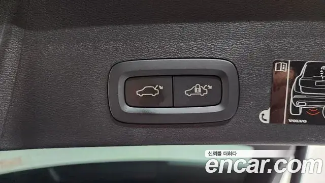 Volvo XC40 2019 — Şəkil 22/33