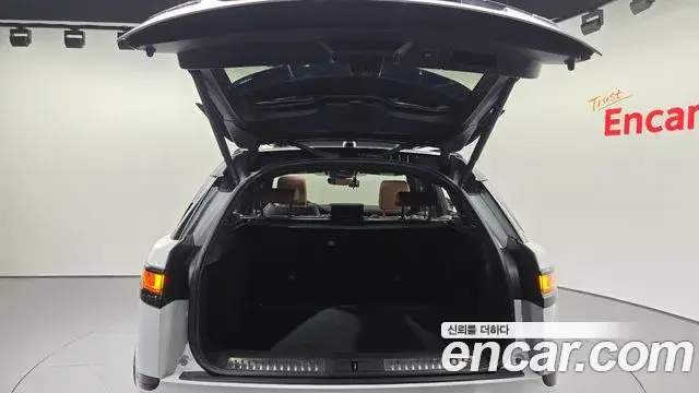 Land Rover Range Rover Velar 2019 — ფოტო 28/35