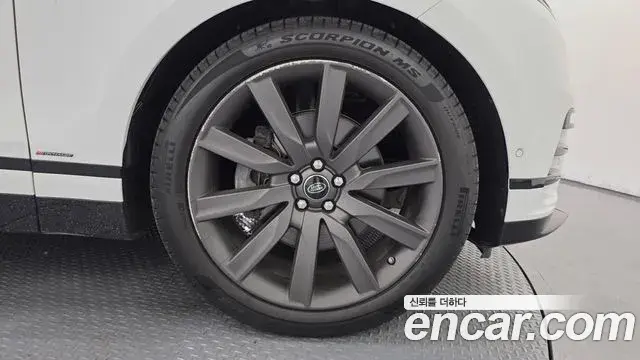 Land Rover Range Rover Velar 2019 — ფოტო 26/35